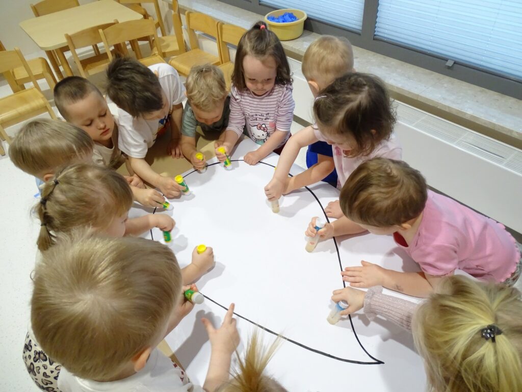 Dzieci wykonują pracę plastyczną