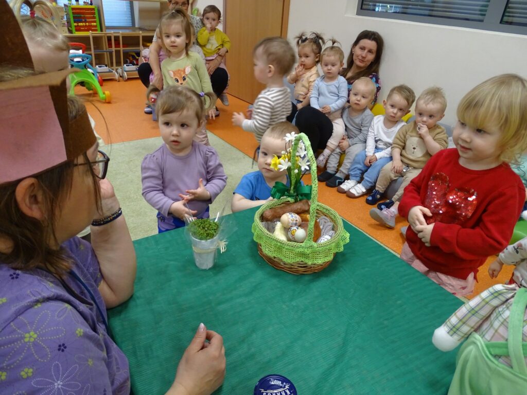 Dziewczynki patrzą na zajączka