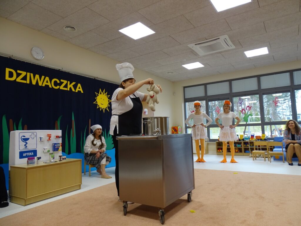 Kucharz wyciąga zająca