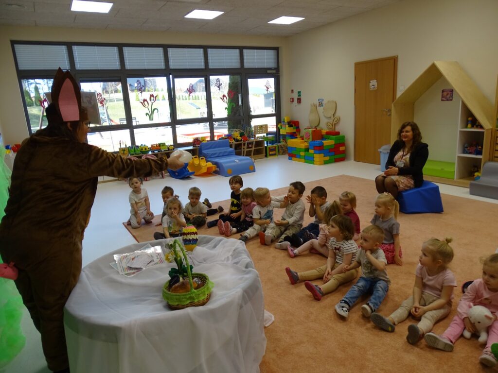 Ciocia polewa dzieci wodą