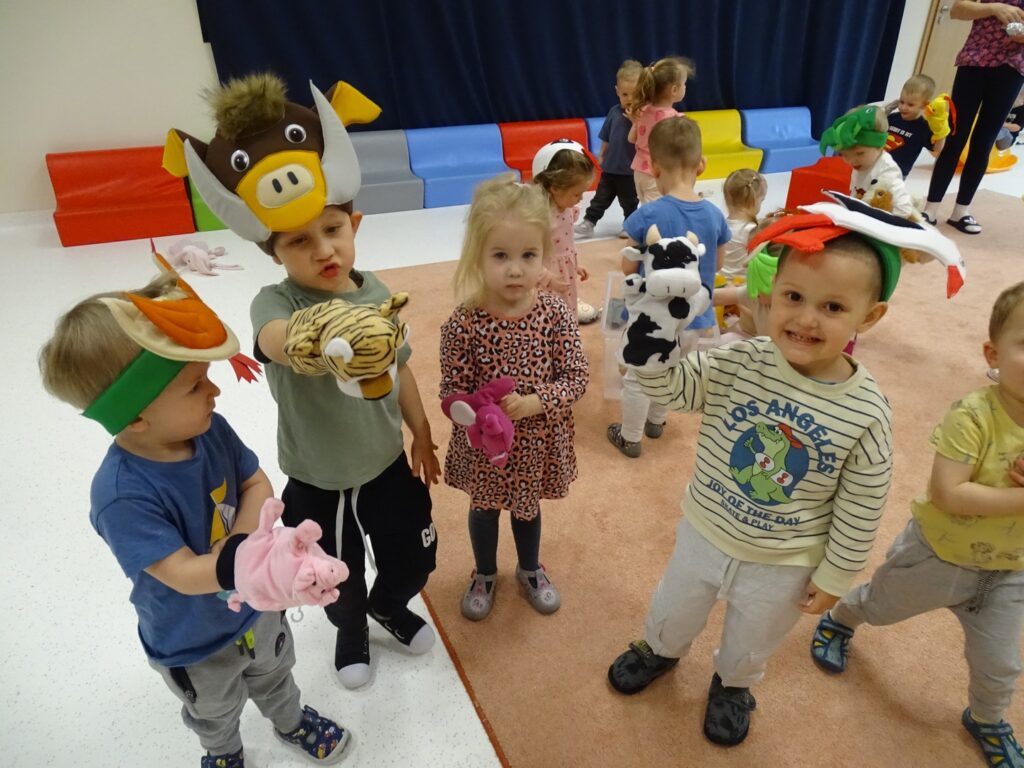 Dzieci bawią się pacynkami