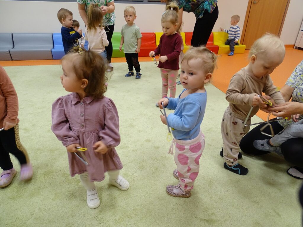 Dzieci grają na instrumentach