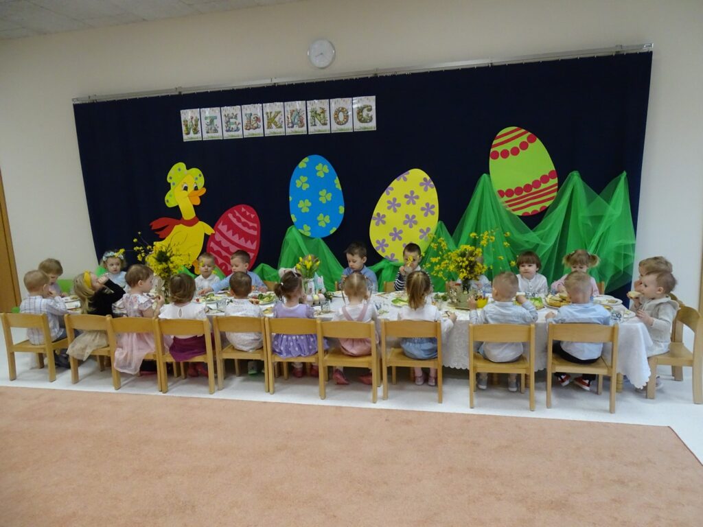 Dzieci jedzą śniadanko wielkanocne