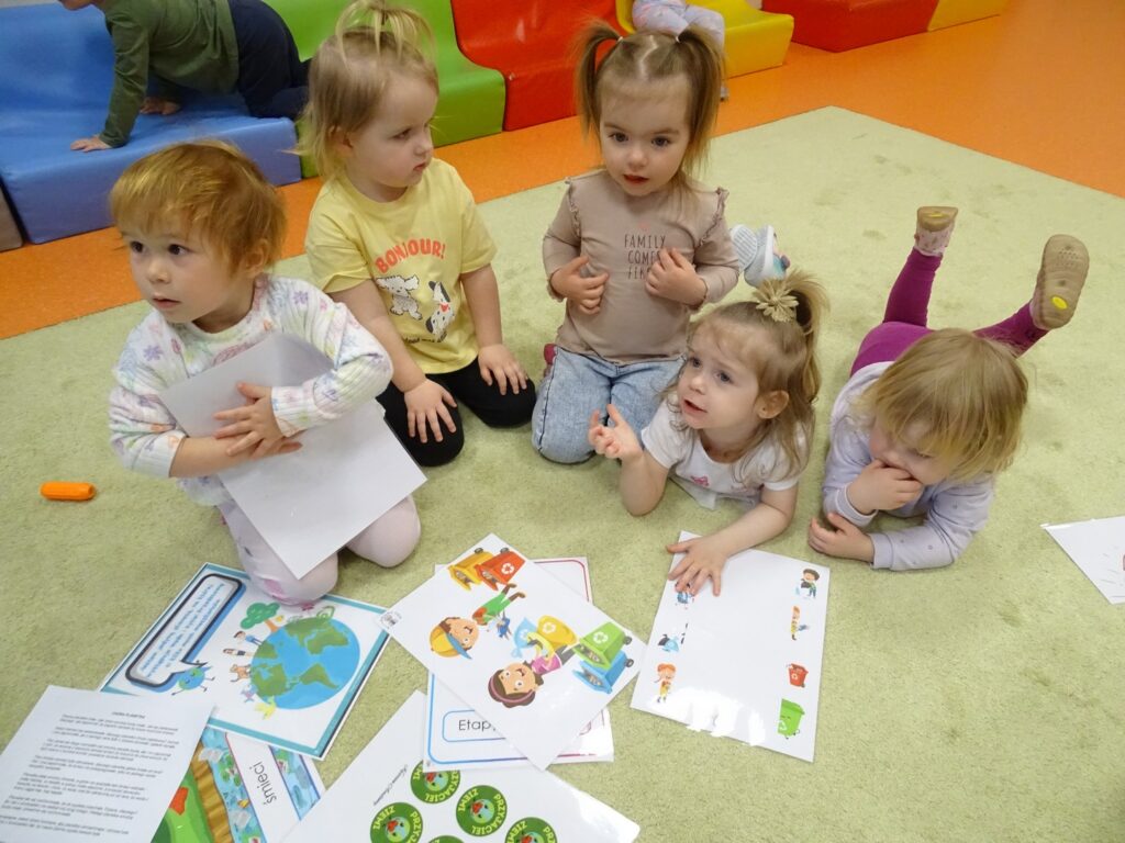 Dzieci oglądają karty pracy