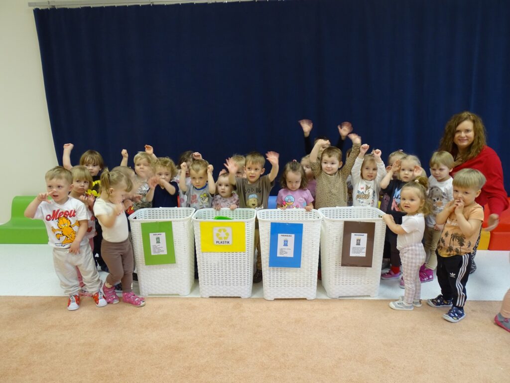 Dzieci pozują do wspólnego zdjęcia