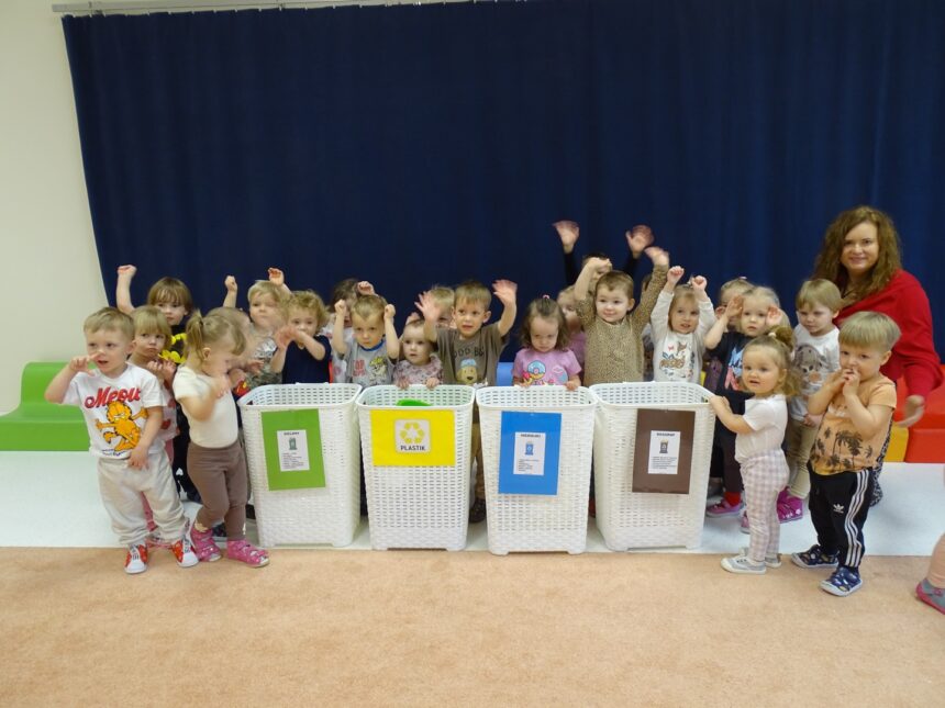 Dzieci pozują do wspólnego zdjęcia