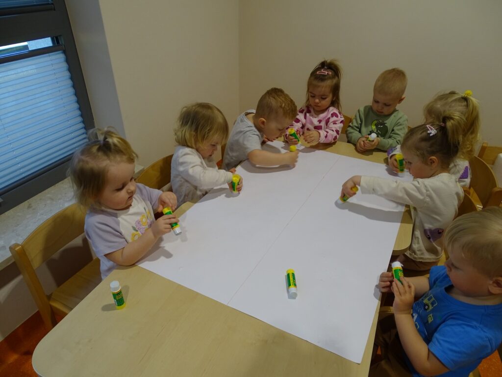 Dzieci wykonują pracę plastyczną