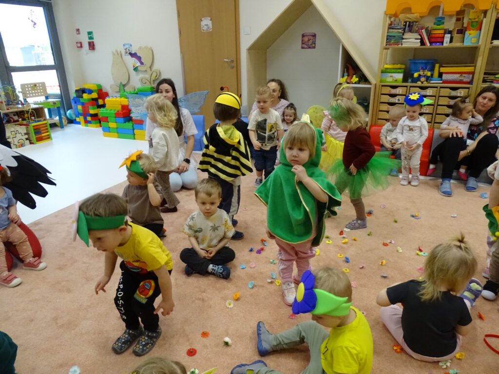 Dzieci zbierają kwiatuszki