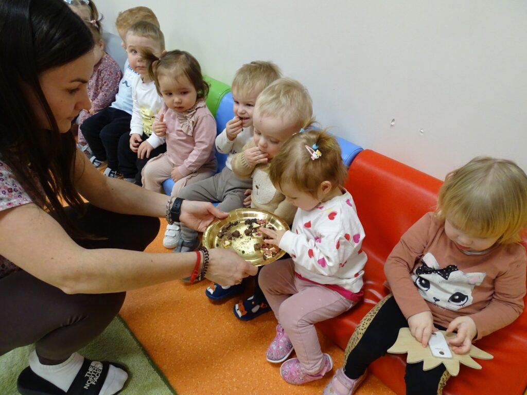 Dziewczynka częstuje się czekoladką