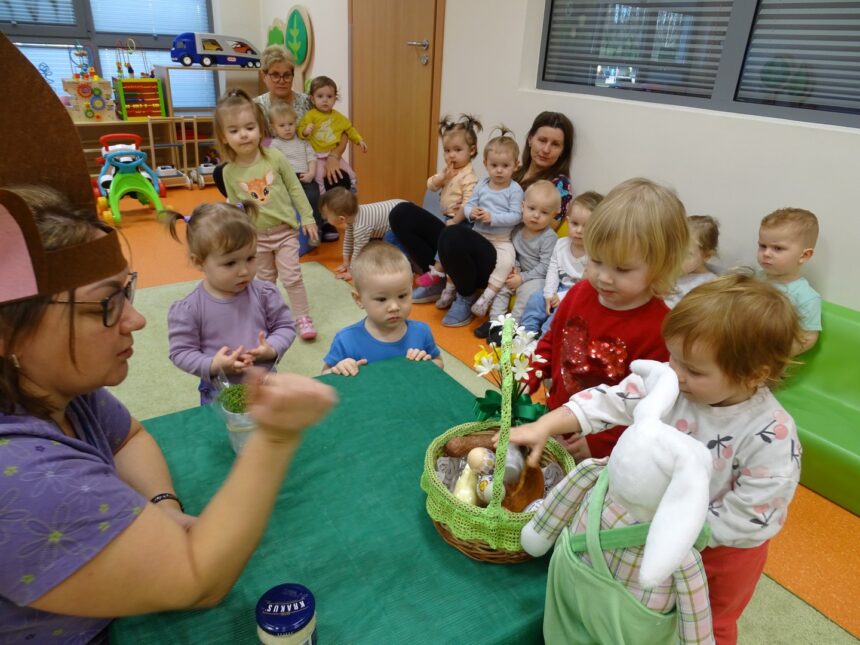 Dziewczynka wkłada produkt do koszyczka