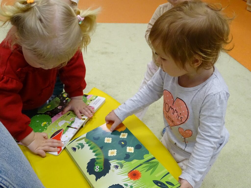 Dziewczynki oglądają książki