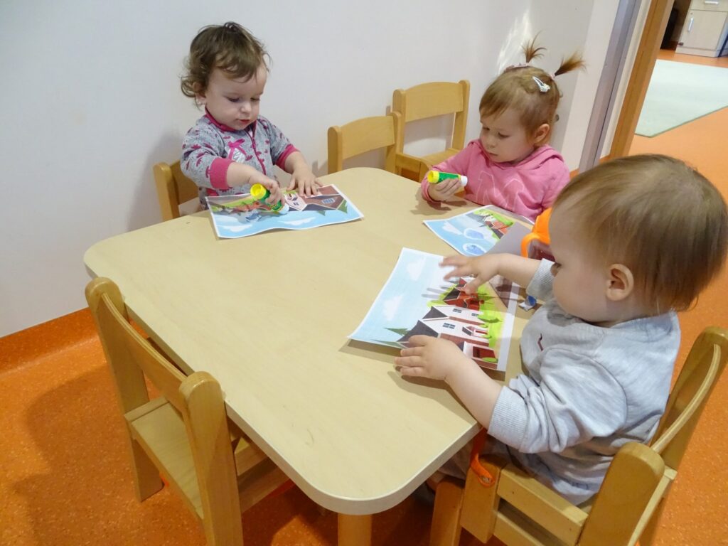 Dziewczynki trzymają kleje