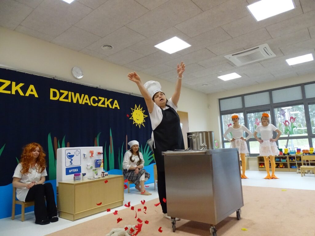 Kucharz posypuje zająca buraczkami