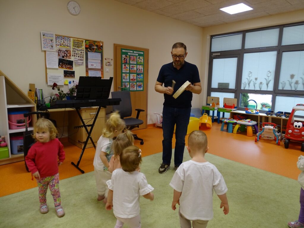 Pan Arek gra na instrumencie