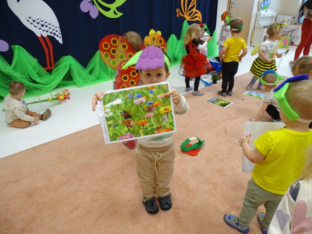 Chłopczyk pokazuje obrazek