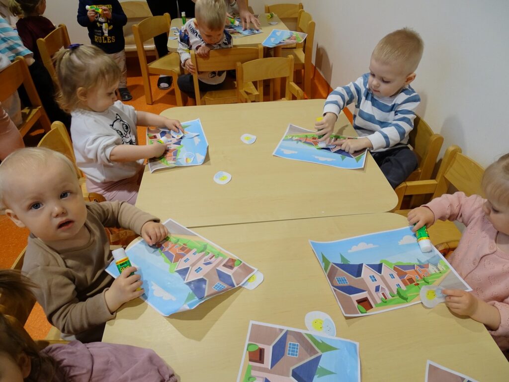 Chłopiec przygląda się