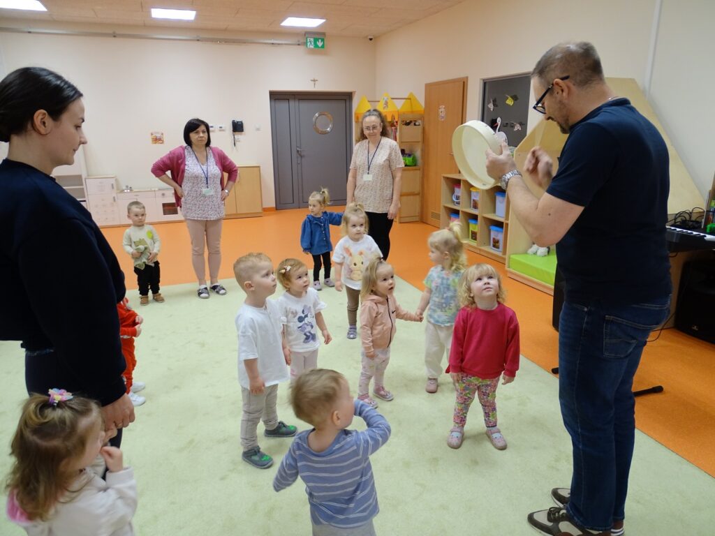 Dzieci patrzą na Pana Arka