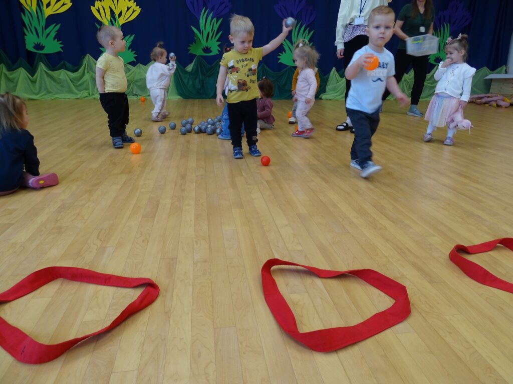 Dzieci z piłeczkami