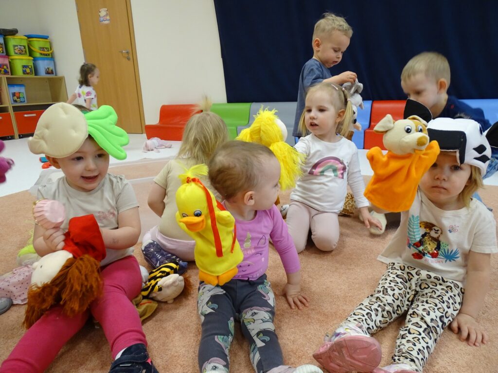 Dziewczynki prezentują pacynki