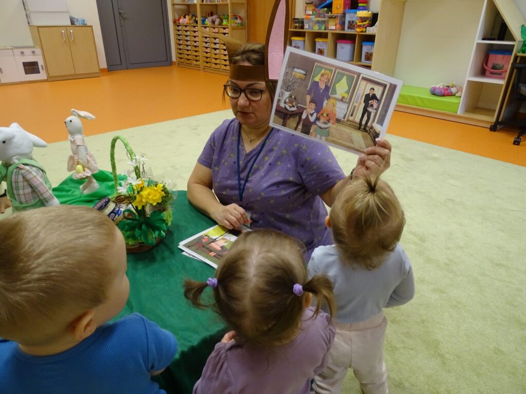 Opiekun przedstawia obrazek