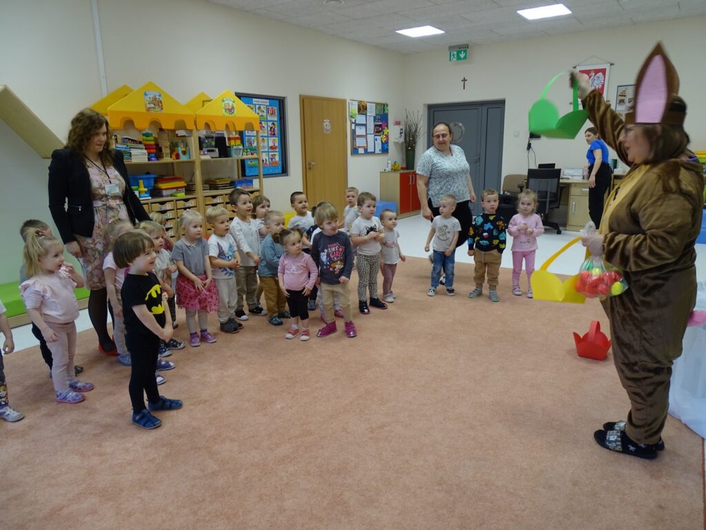 dzieci słuchają jak wykonać zabawę