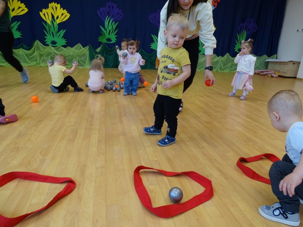 Chłopczyk kładzie piłeczkę