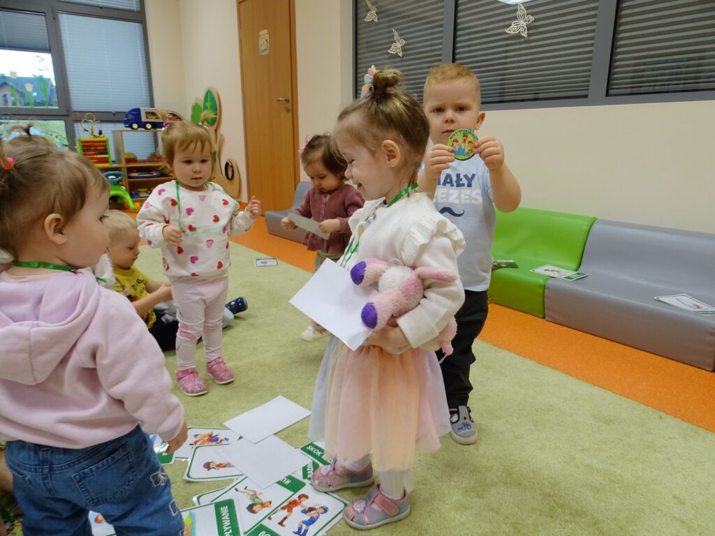 Dzieci na dywanie