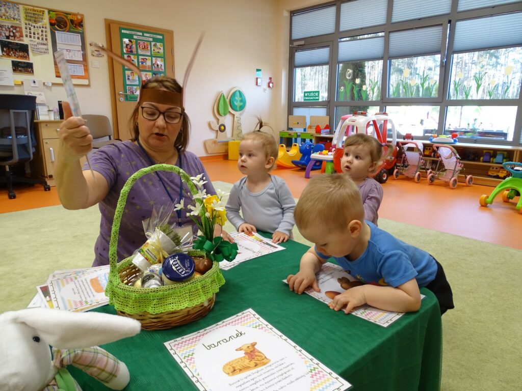 Dzieci oglądają karty pracy