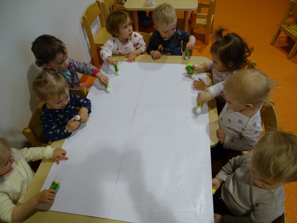 Dzieci siedzą przy stoliku