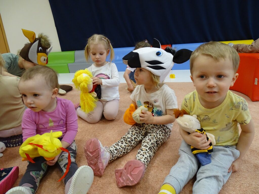 Dzieci siedzą z pacynkami