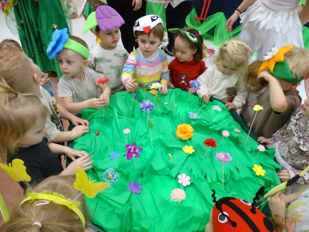 Dzieci tworzą wiosenną łąkę