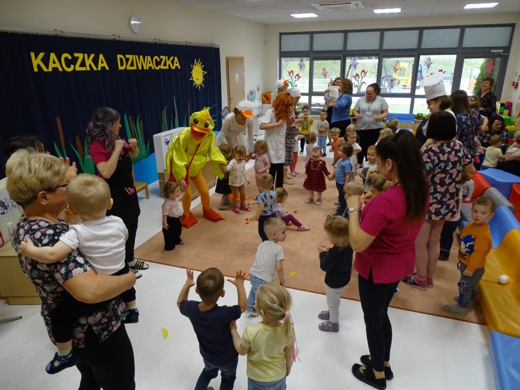 Dzieci wspólnie tańczą