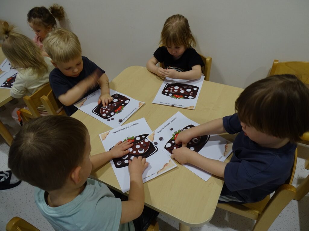 Dzieci wykonują pracę plastyczną