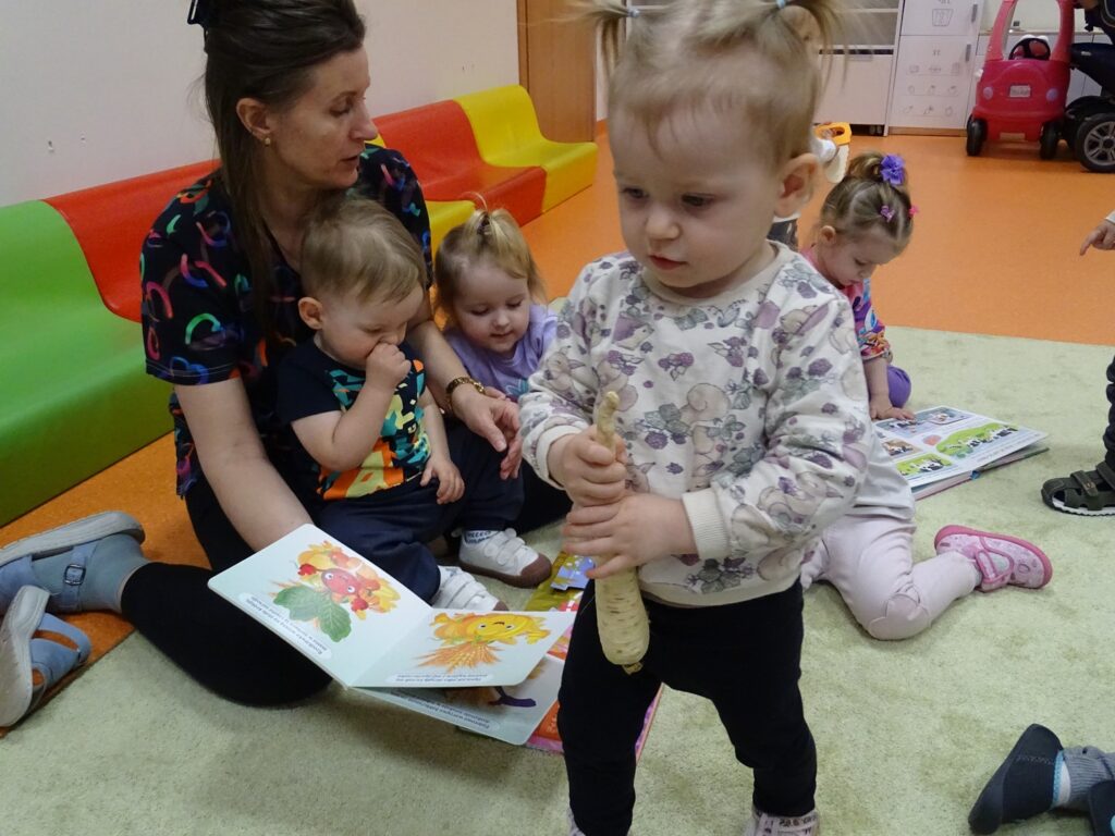 Dziewczynka trzyma pietruszkę