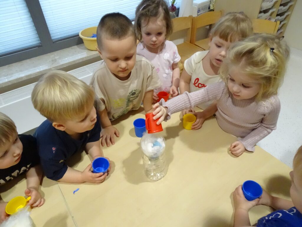 Dziewczynka wylewa wodę na watę