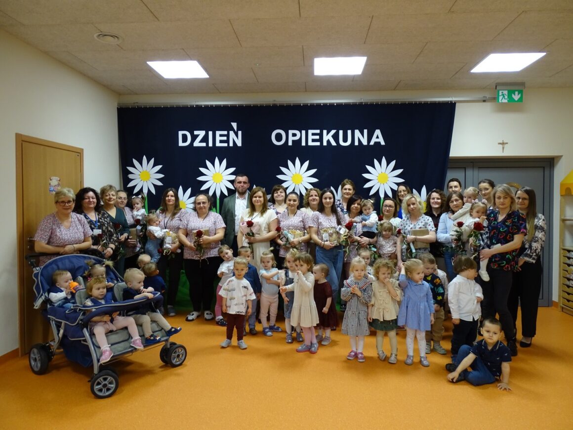 Wszyscy pozują do wspólnego zdjęcia