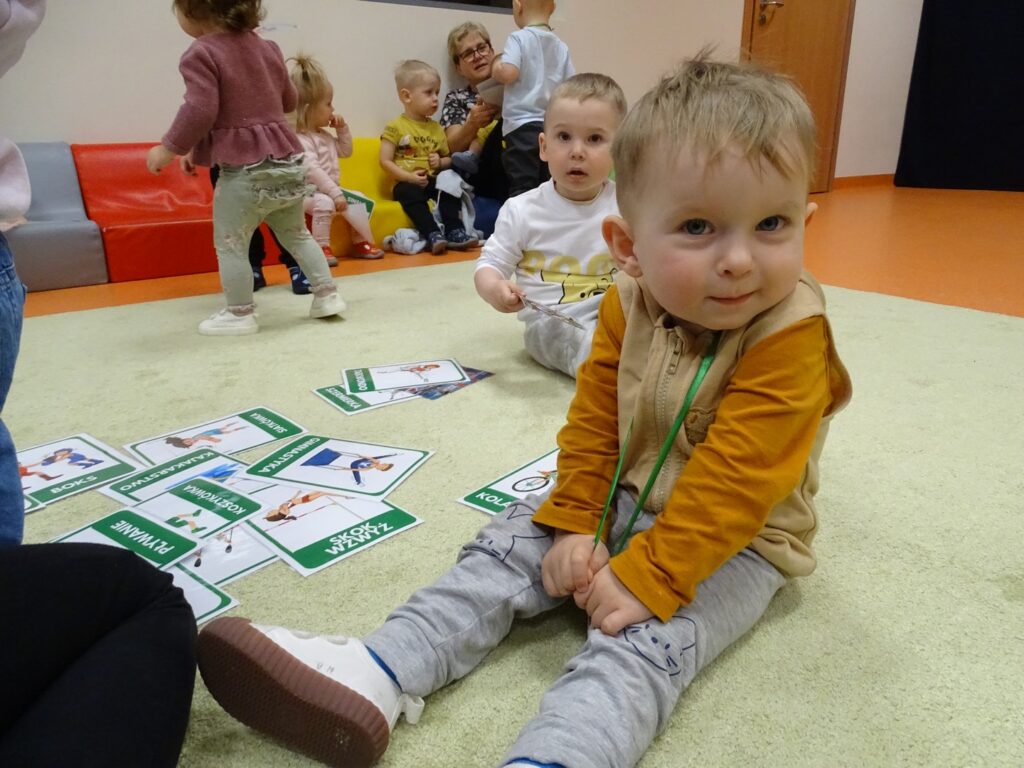 Chłopczyk siedzi na dywanie