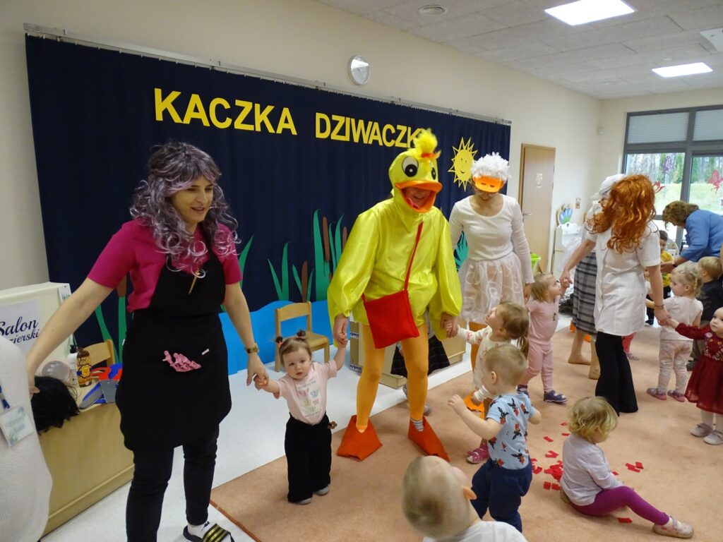 Dzieci tańczą w kółeczku