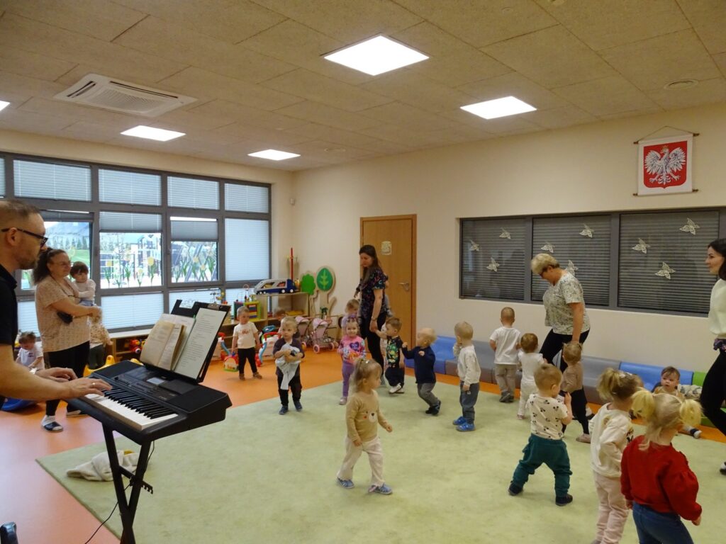 Wspólne zabawy na rytmice