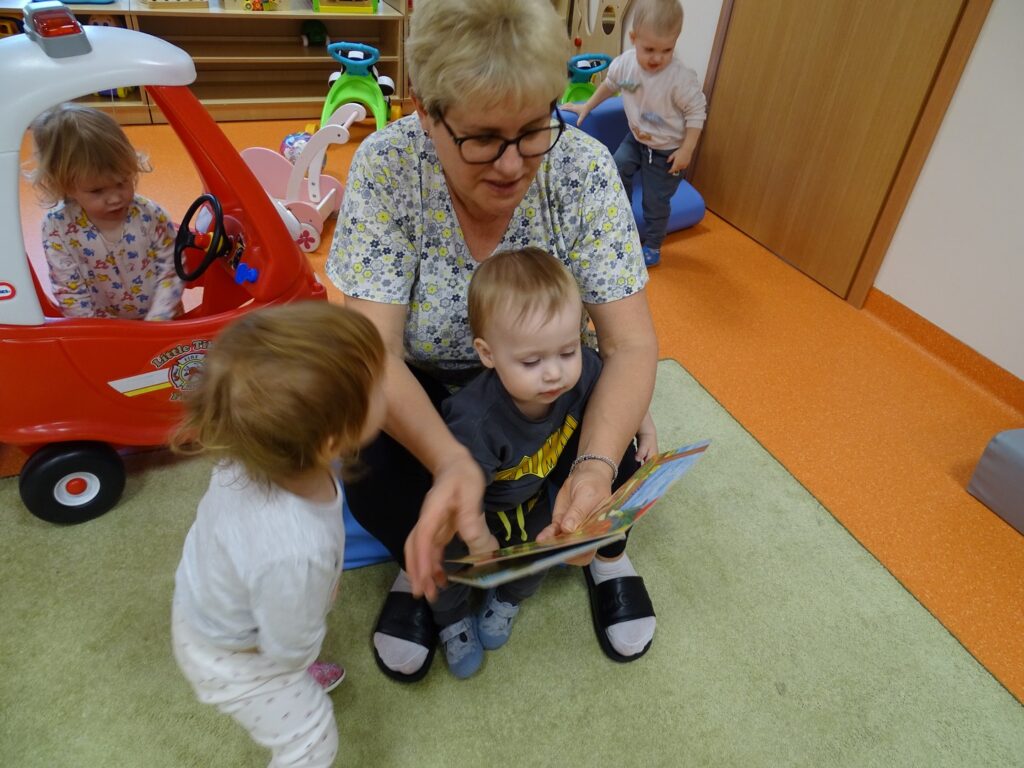 Ciocia czyta książkę