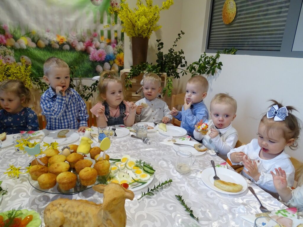 Dzieci jedzą przy stole