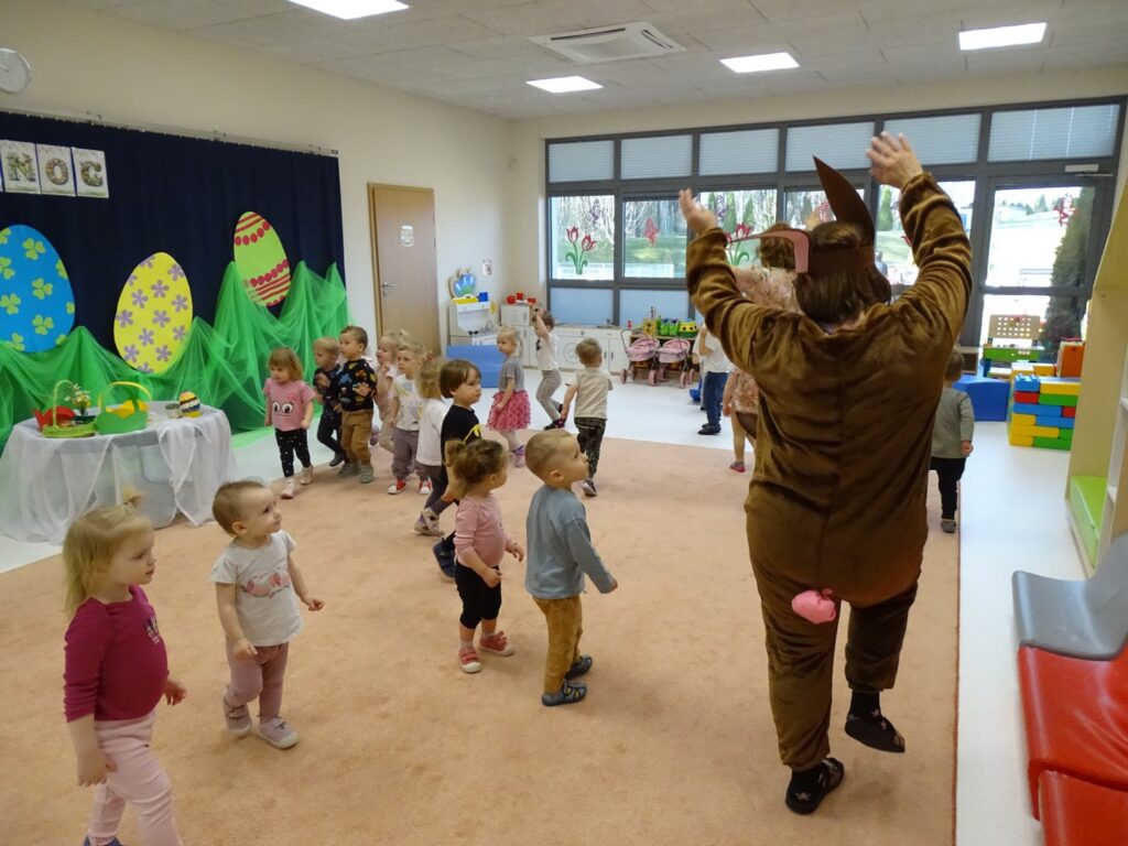 Dzieci wesoło bawią się z zajączkiem