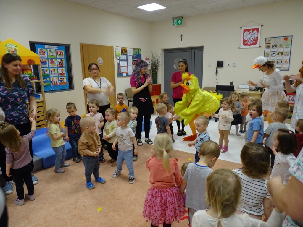 Dzieci wesoło się bawią w rytm muzyki