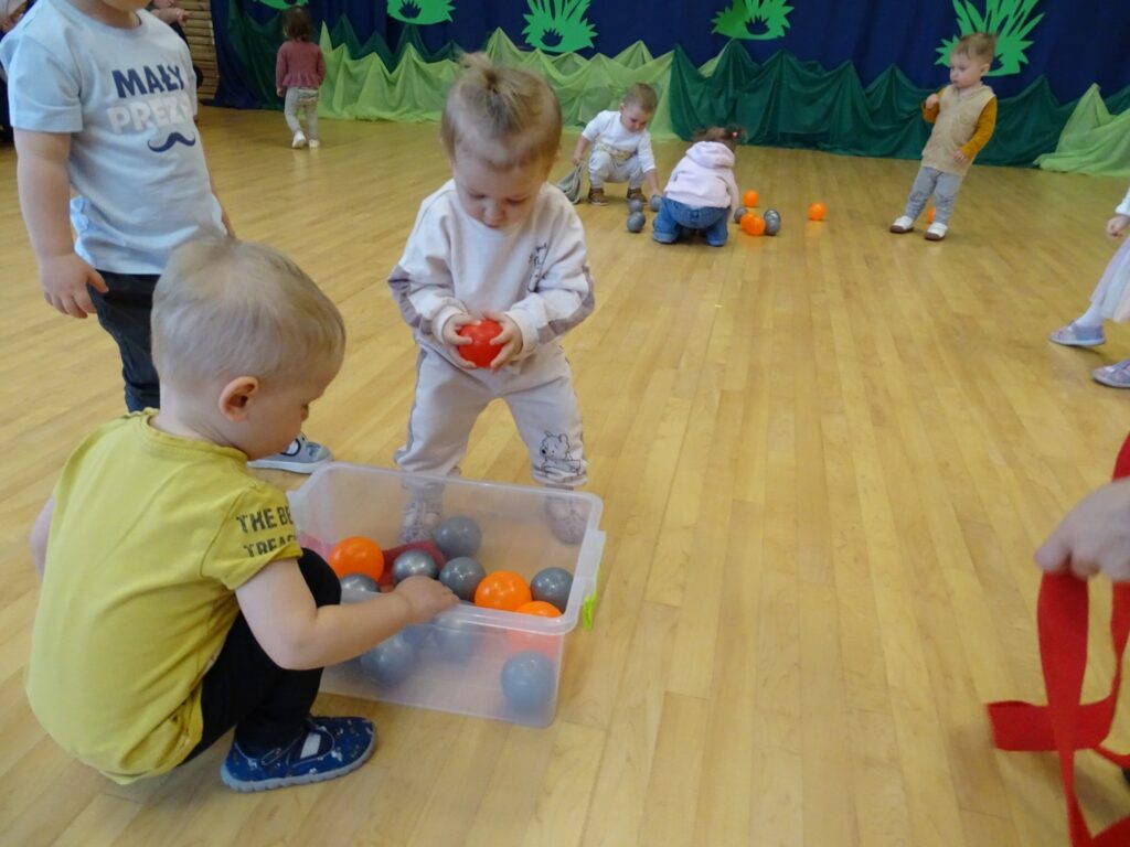 Dzieci wrzucają piłeczki do pudełka