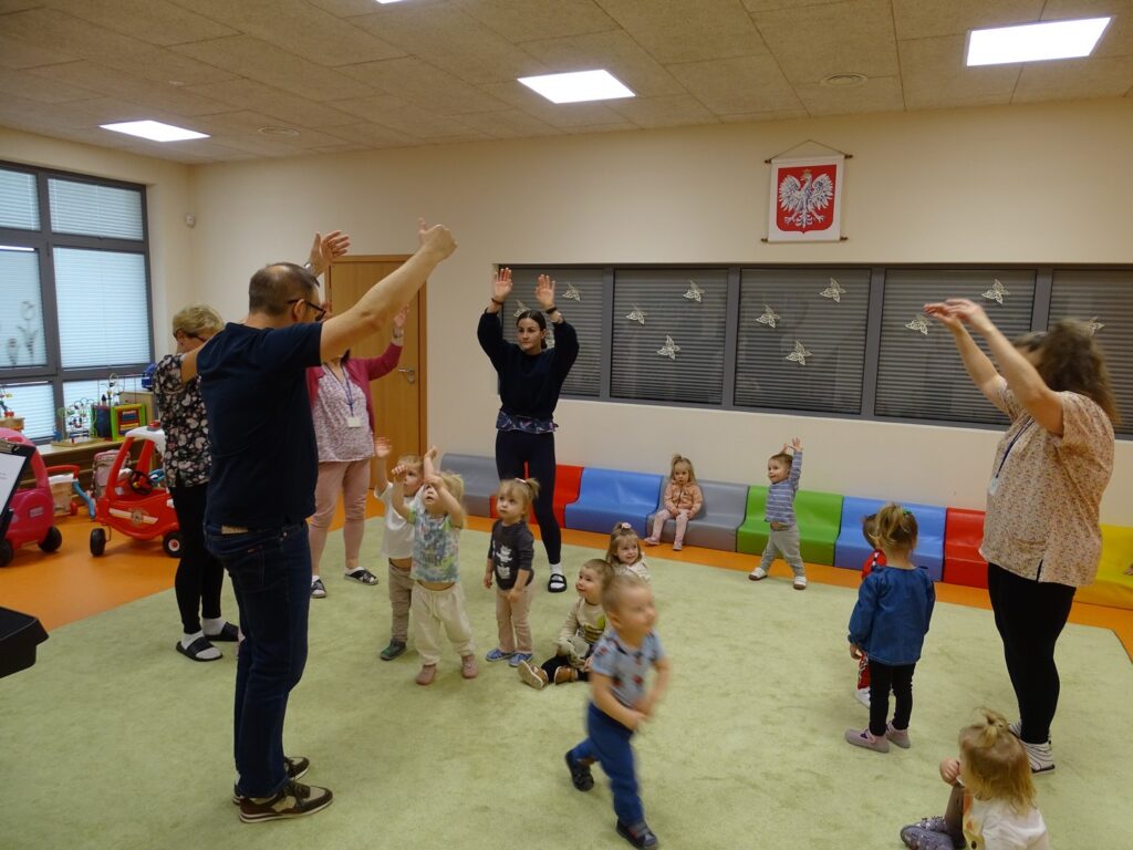 Wszyscy podnoszą ręce do góry