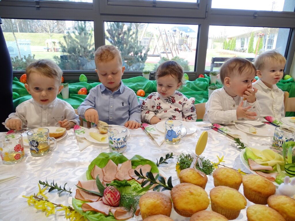 Dzieci jedzą śniadanie