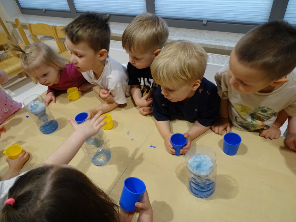Dzieci obserwują przesiąkanie wody przez watę