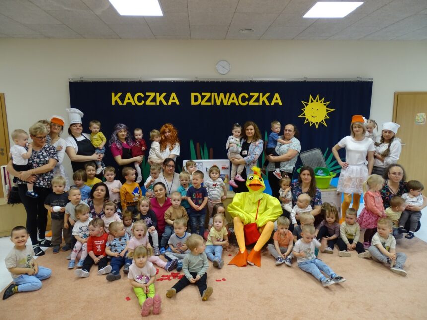 Dzieci pozują do wspólnego zdjęcia