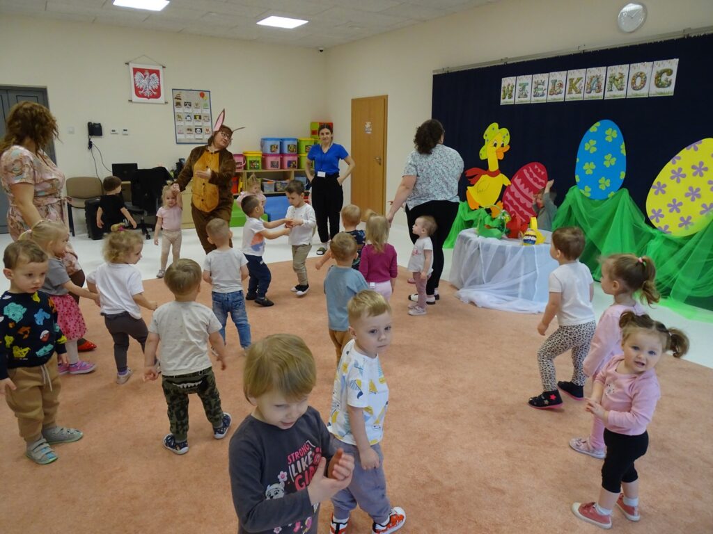 Dzieci tańczą z zajączkiem