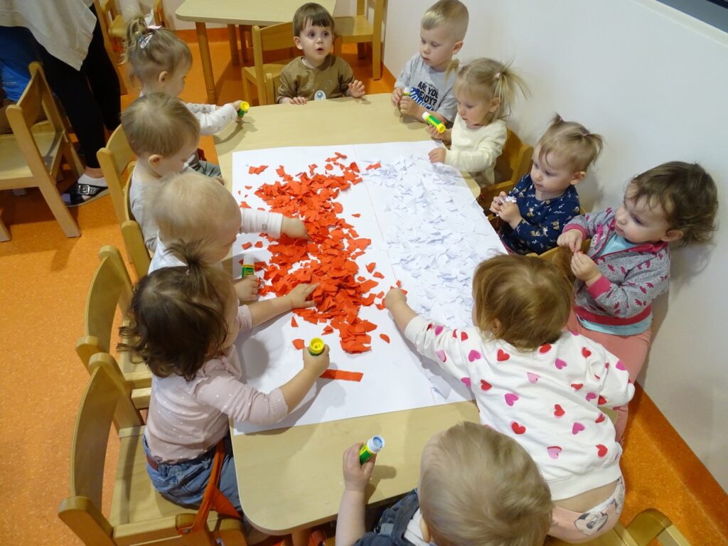 Dzieci tworzą flagę Polski